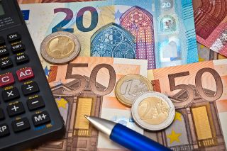 © Stockfotos-MG - stock.adobe.com Foto: Geldscheinen und Taschenrechner